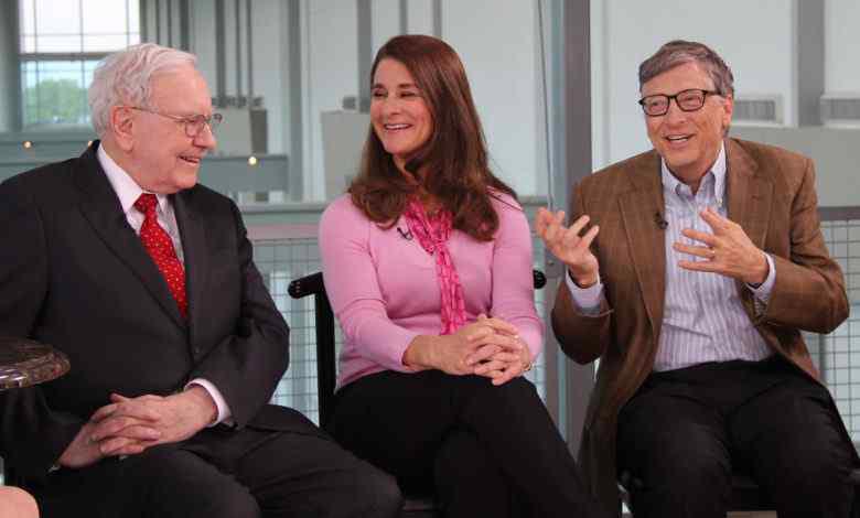 Tỷ phú Warren Buffett (ngoài cùng bên trái) và vợ chồng tỷ phú Bill Gates - Ảnh: AP