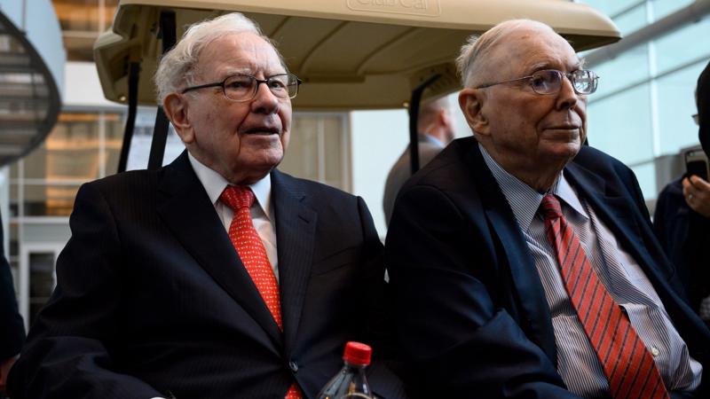 Tỷ phú Warren Buffett (trái) - Chủ tịch, CEO của Berkshire Hathaway và Phó Chủ tịch Charlie Munger tại cuộc họp cổ đông thường niên năm 2019 tại Omaha, Nebraska - Ảnh: AFP.