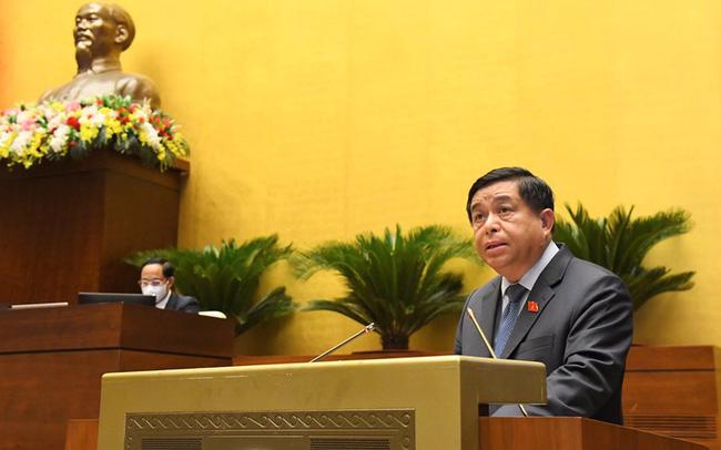 Bộ trưởng Bộ Kế hoạch và Đầu tư nhiệm kỳ 2016-2021 Nguyễn Chí Dũng trình bày báo cáo trước Quốc hội - Ảnh: Quochoi.vn