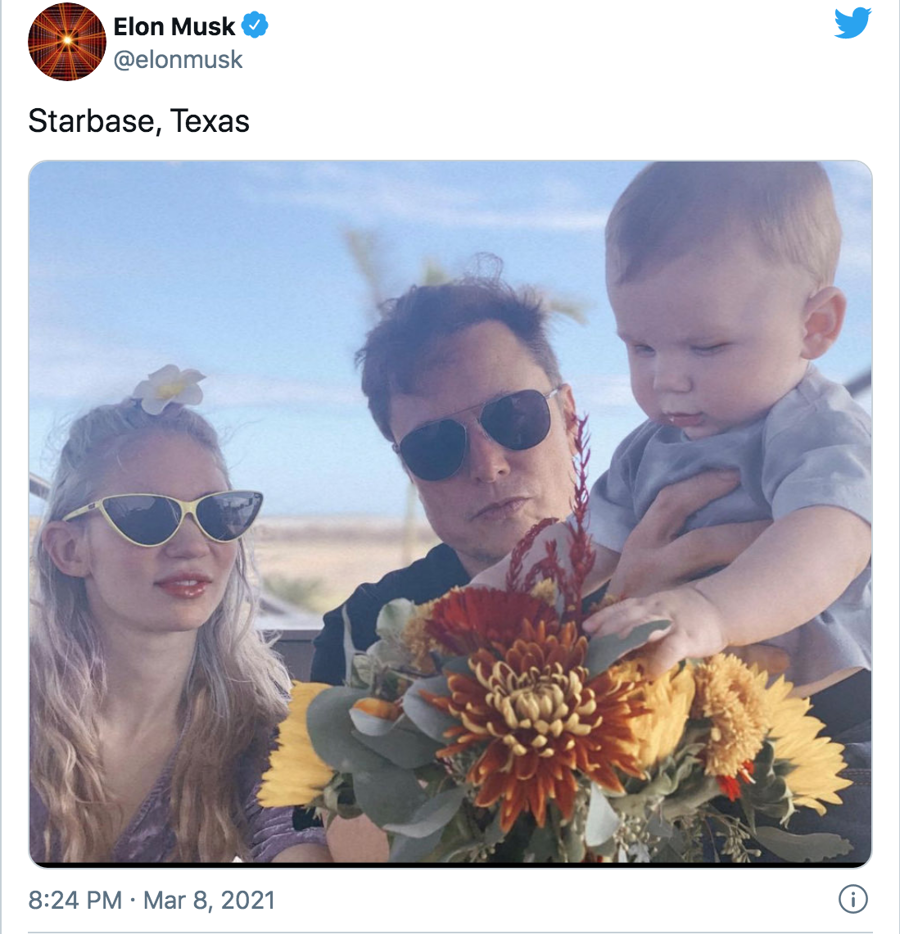 Musk chia sẻ ảnh chụp cùng bạn gái và con trai 10 tháng tuổi tại Texas vào tháng 3/2021 - Ảnh: Twitter