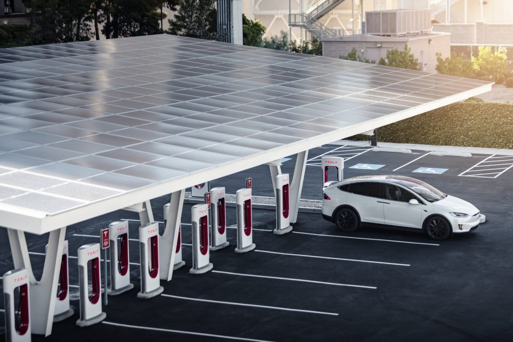 Tesla mở rộng mạng lưới trạm sạc, xe của hãng khác có thể 'sạc ké'