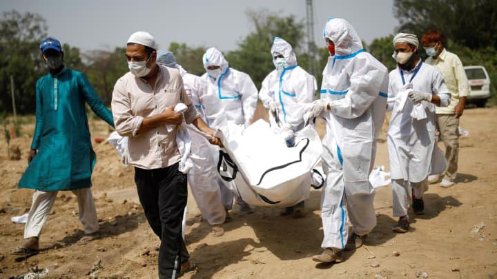 Nhân viên y tế xử lý thi thể của một người tử vong vì Covid-19 tại Ấn Độ - Ảnh: Getty Images