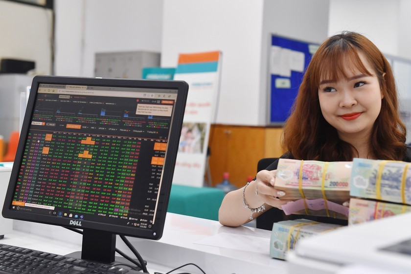 Tiền gửi vào ngân hàng giảm kỷ lục, tiền đang ‘chảy’ vào đâu?