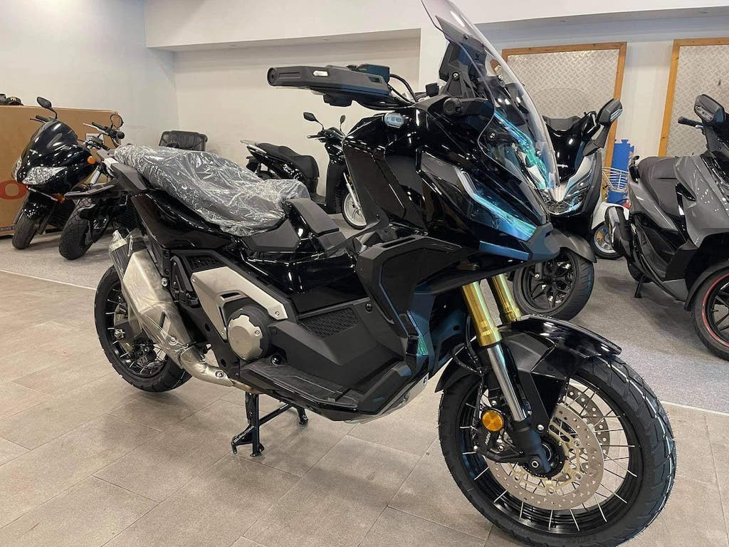 Xe-tay-ga-dia-hinh-Honda-X-ADV-750-ra-mat-tai-viet-nam
