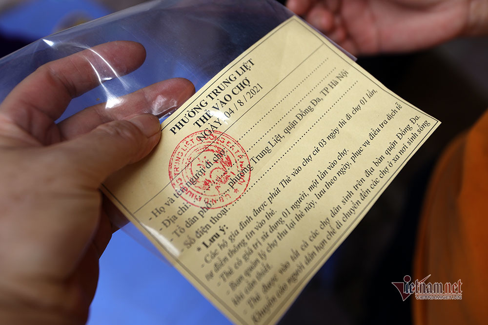 the-di-cho-1 Hà Nội: Cầm thẻ, căn giờ, bịt kín ra chợ, mua nhanh về liền