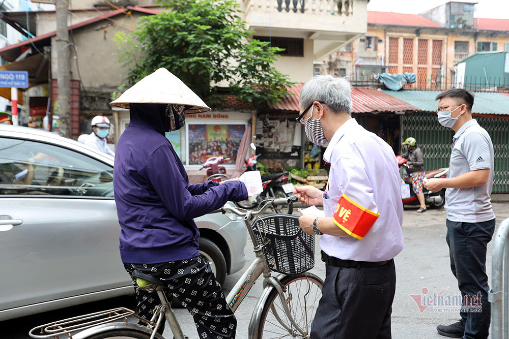the-di-cho-10 Hà Nội: Cầm thẻ, căn giờ, bịt kín ra chợ, mua nhanh về liền