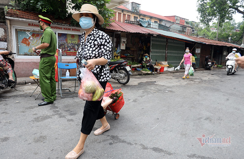 the-di-cho-11 Hà Nội: Cầm thẻ, căn giờ, bịt kín ra chợ, mua nhanh về liền