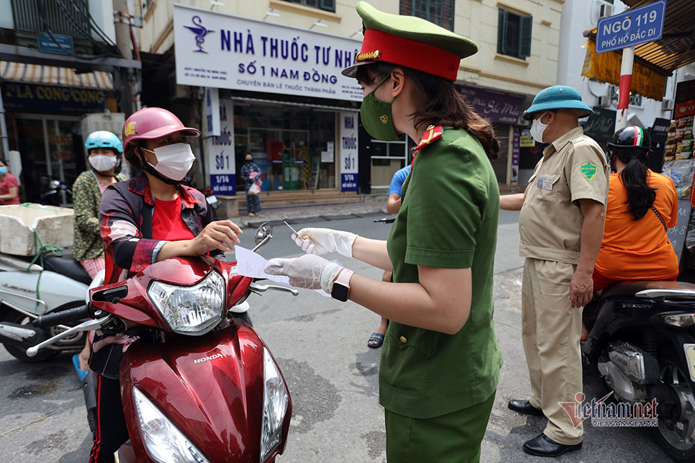 the-di-cho-12 Hà Nội: Cầm thẻ, căn giờ, bịt kín ra chợ, mua nhanh về liền