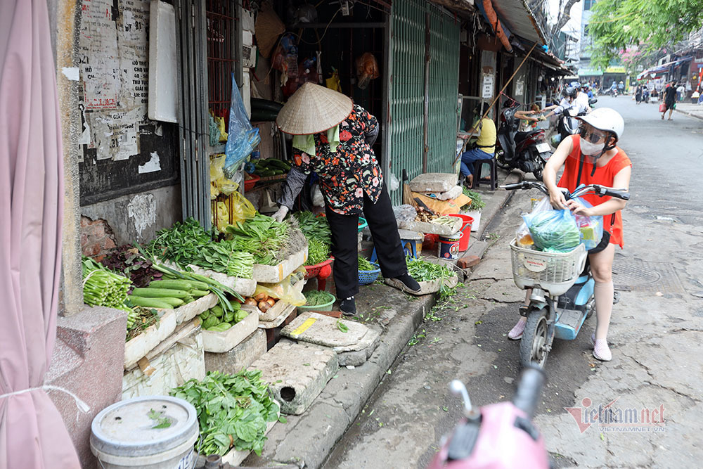 the-di-cho-13 Hà Nội: Cầm thẻ, căn giờ, bịt kín ra chợ, mua nhanh về liền