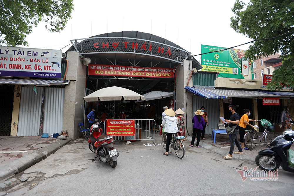 the-di-cho-2 Hà Nội: Cầm thẻ, căn giờ, bịt kín ra chợ, mua nhanh về liền
