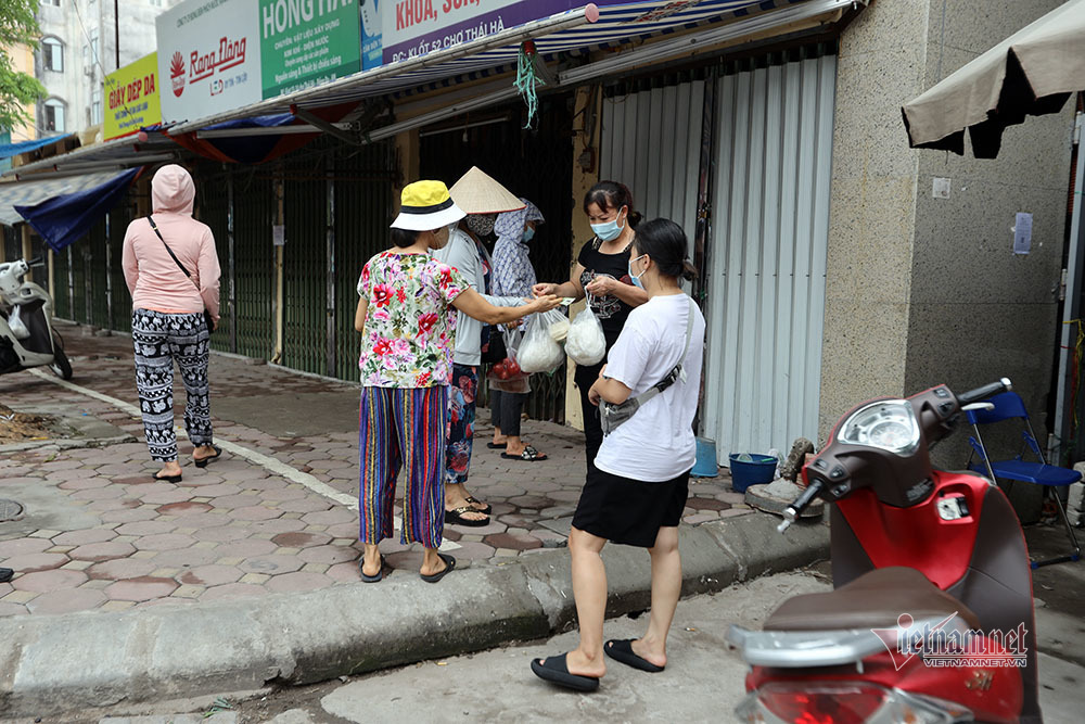 the-di-cho-3 Hà Nội: Cầm thẻ, căn giờ, bịt kín ra chợ, mua nhanh về liền