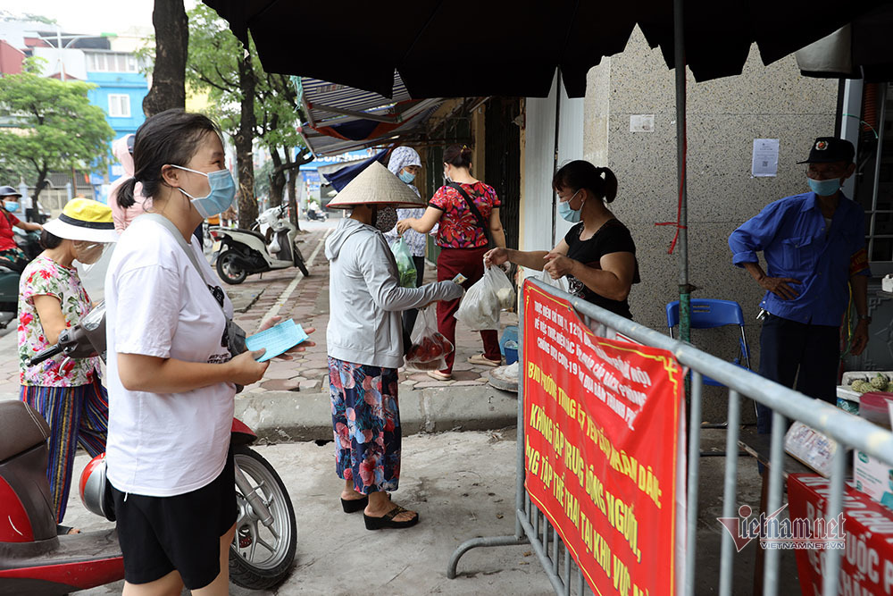 the-di-cho-4 Hà Nội: Cầm thẻ, căn giờ, bịt kín ra chợ, mua nhanh về liền