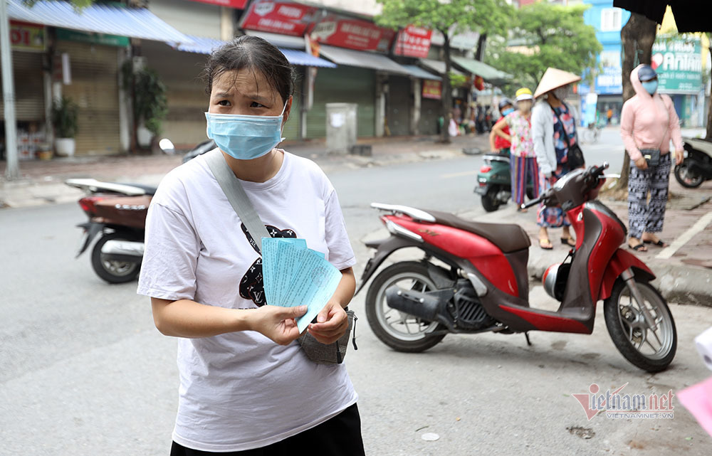 Hà Nội: Cầm thẻ, căn giờ, bịt kín ra chợ, mua nhanh về liền