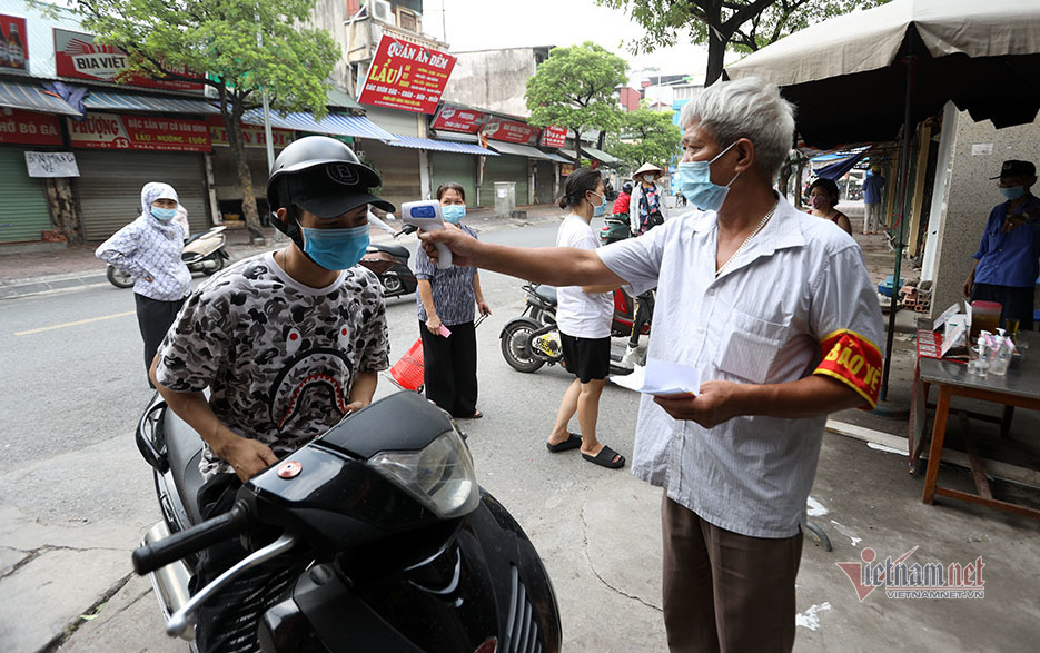 the-di-cho-6 Hà Nội: Cầm thẻ, căn giờ, bịt kín ra chợ, mua nhanh về liền