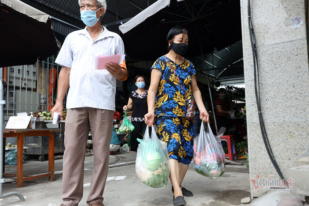 the-di-cho-8 Hà Nội: Cầm thẻ, căn giờ, bịt kín ra chợ, mua nhanh về liền