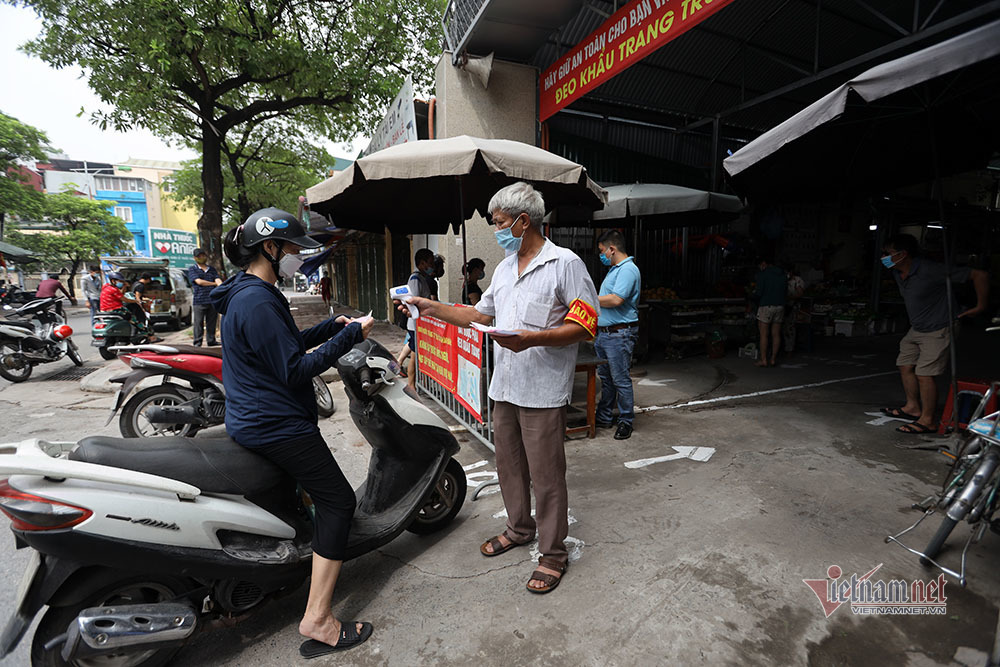the-di-cho Hà Nội: Cầm thẻ, căn giờ, bịt kín ra chợ, mua nhanh về liền