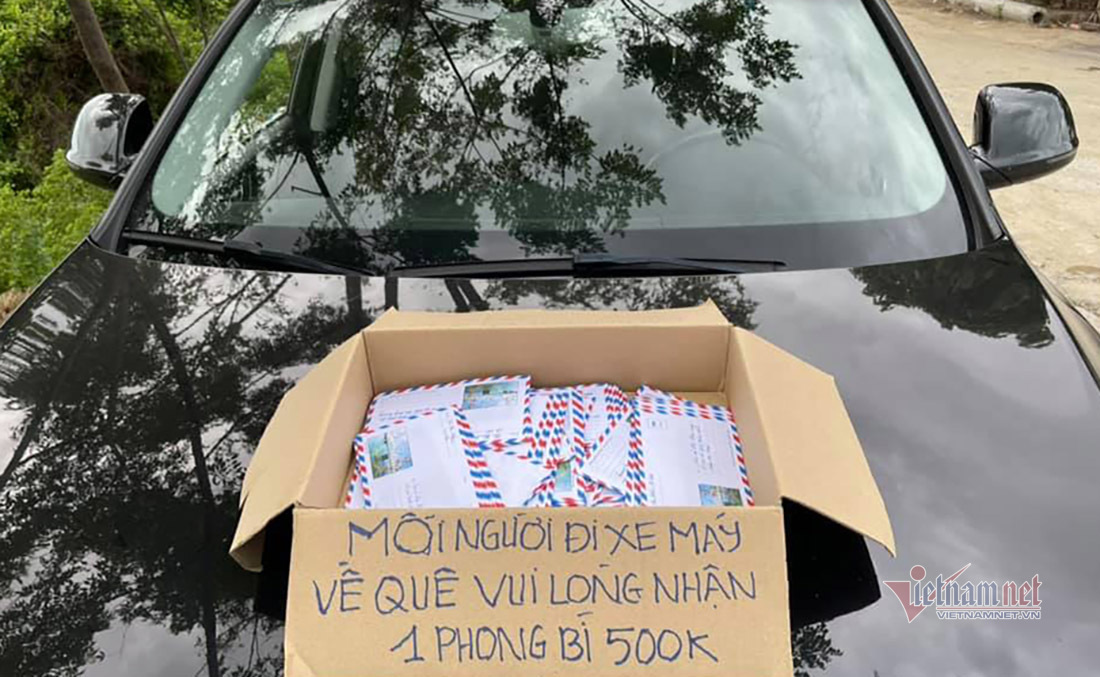 Thùng tiền để trên mui xe, người dân nghèo về quê cứ lấy