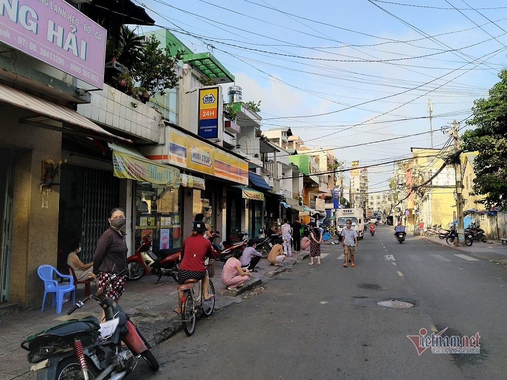 Chợ đóng cửa, nỗi lo khi siêu thị xuất hiện F0