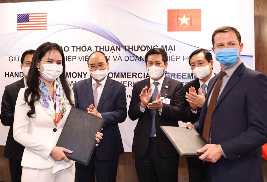 Bà Nguyễn Thị Thanh Bình, Phó Tổng giám đốc T&T Group và ông Ryan Legrand, Chủ tịch, Giám đốc điều hành Hội đồng ngũ cốc Hoa Kỳ trao đổi hợp đồng về nhập khẩu nguyên liệu thức ăn chăn nuôi.