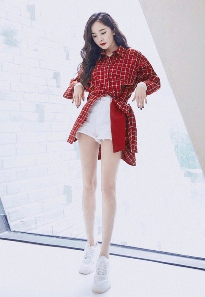Dương Mịch tuổi 35 gây sốt với chân thon như thiếu nữ
