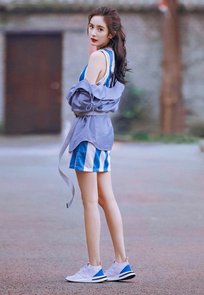 Dương Mịch tuổi 35 gây sốt với chân thon như thiếu nữ