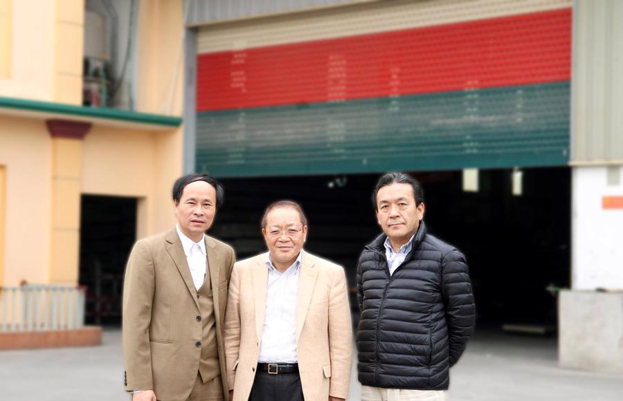 Ngài Sadanobu, nghị sỹ thành phố Kasumigaura Nhật Bản tham quan Nhà máy Tân Trường Sơn và ký kết hợp đồng đối tác chiến lược.