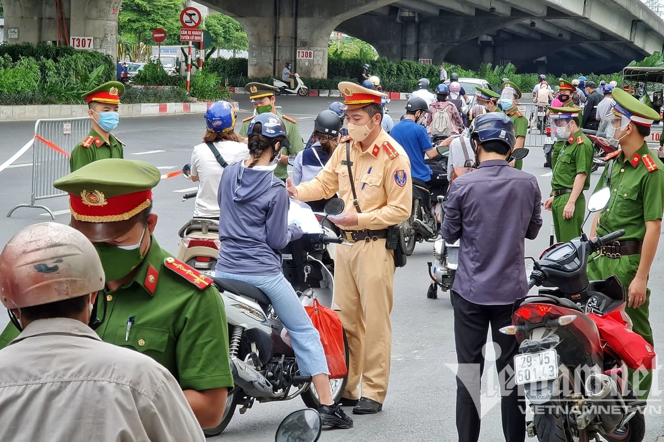 Thủ tướng yêu cầu Hà Nội điều chỉnh bất cập về cấp giấy đi đường