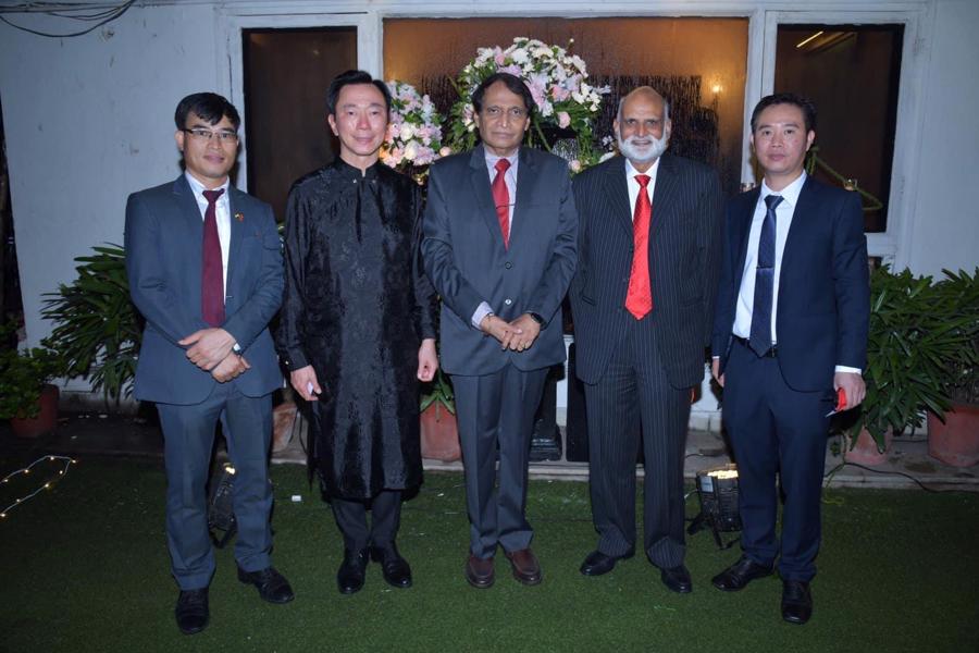Ông Suresh Prabhu (đứng giữa), cựu Bộ trưởng Công Thương Ấn Độ tham dự sự kiện tại Đại sứ quán.