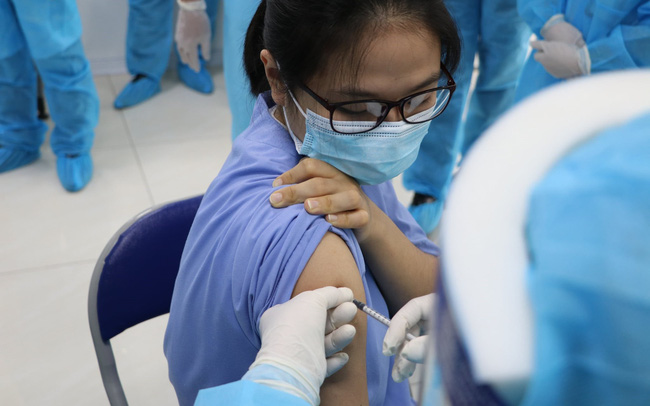 Hà Nội đạt kỷ lục tiêm chưa từng có với hơn 400.000 mũi vaccine COVID-19/ngày