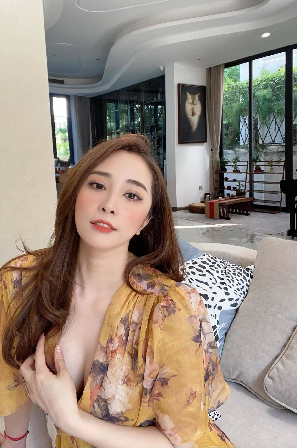 Quỳnh Nga đẹp mặn mà, quyến rũ ở tuổi 33