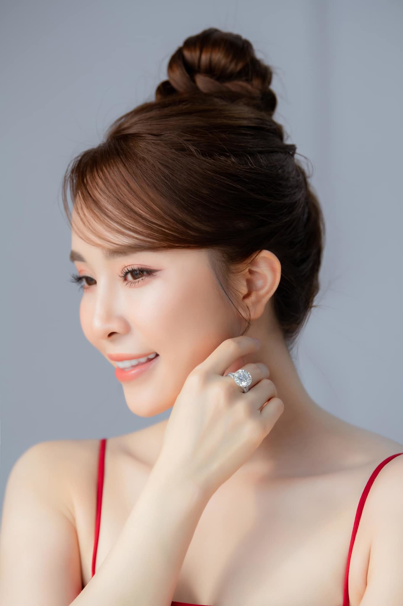 Quỳnh Nga đẹp mặn mà, quyến rũ ở tuổi 33