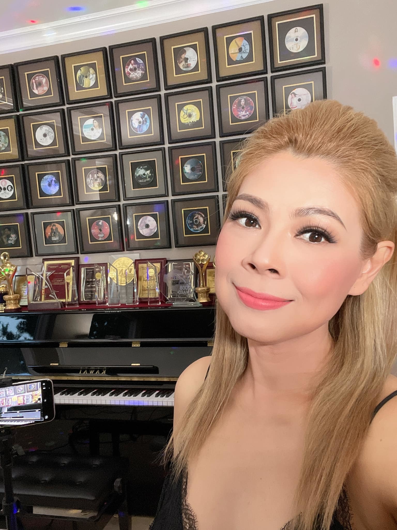 truong-ngoc-anh-mai-phuong-thuy-o-nha-xue-xoa-van-dep-1-2 Trương Ngọc Ánh, Mai Phương Thúy mặt mộc vẫn xinh đẹp