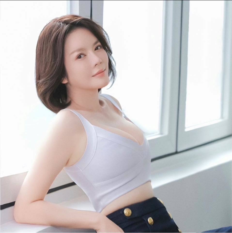 truong-ngoc-anh-mai-phuong-thuy-o-nha-xue-xoa-van-dep-2 Trương Ngọc Ánh, Mai Phương Thúy mặt mộc vẫn xinh đẹp