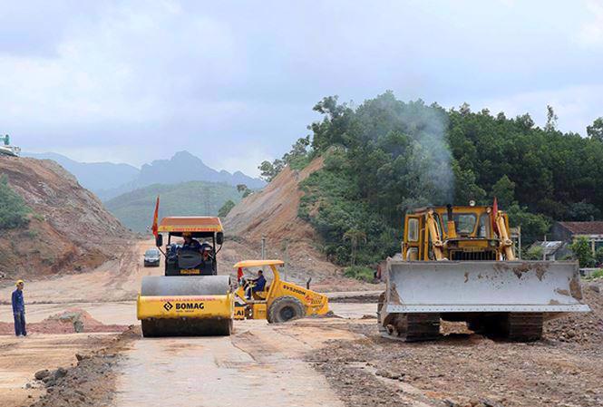 Thi công một đoạn cao tốc Bắc - Nam.