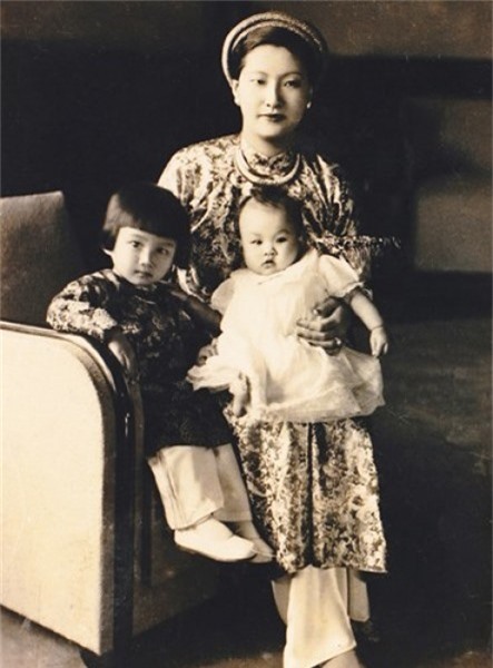 Nam Phương hoàng hậu với hoàng tử Bảo Long và công chúa Phương Mai.