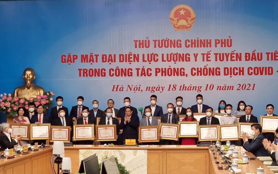 Các thầy thuốc tiêu biểu xuất sắc trong công tác phòng, chống dịch Covid-19 tại đợt dịch lần thứ 4 đã được Thủ tướng Chính phủ tặng bằng khen. Ảnh - Bộ Y tế. 