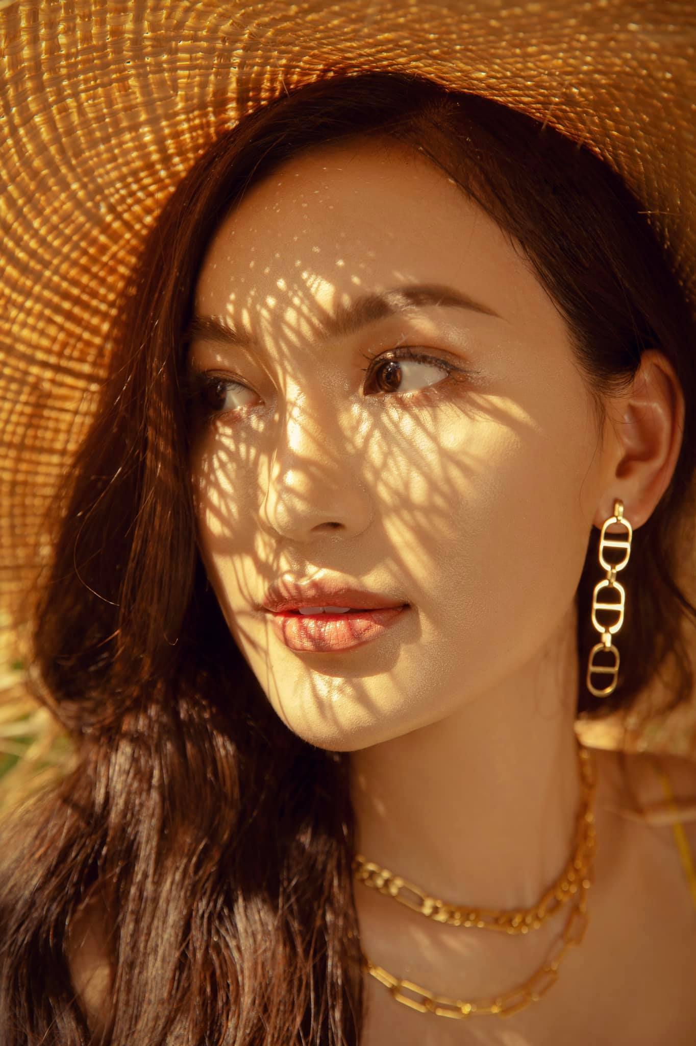 phong-cach-thoi-trang-2-sac-thai-cua-btv-linh-thuy-vtv-11 MC Linh Thủy VTV xinh đẹp và thần thái như người mẫu