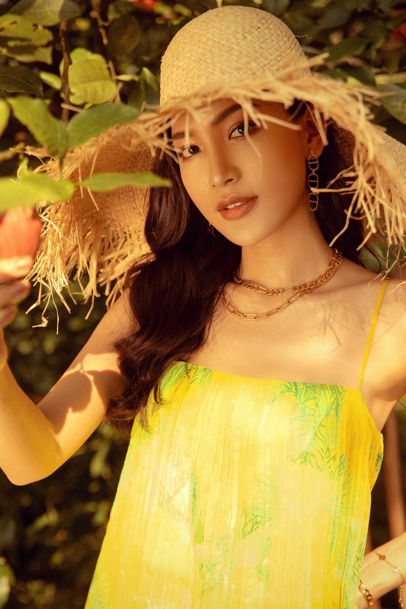 Phong cách thời trang 2 sắc thái của BTV Linh Thủy VTV MC Linh Thủy VTV xinh đẹp và thần thái như người mẫu