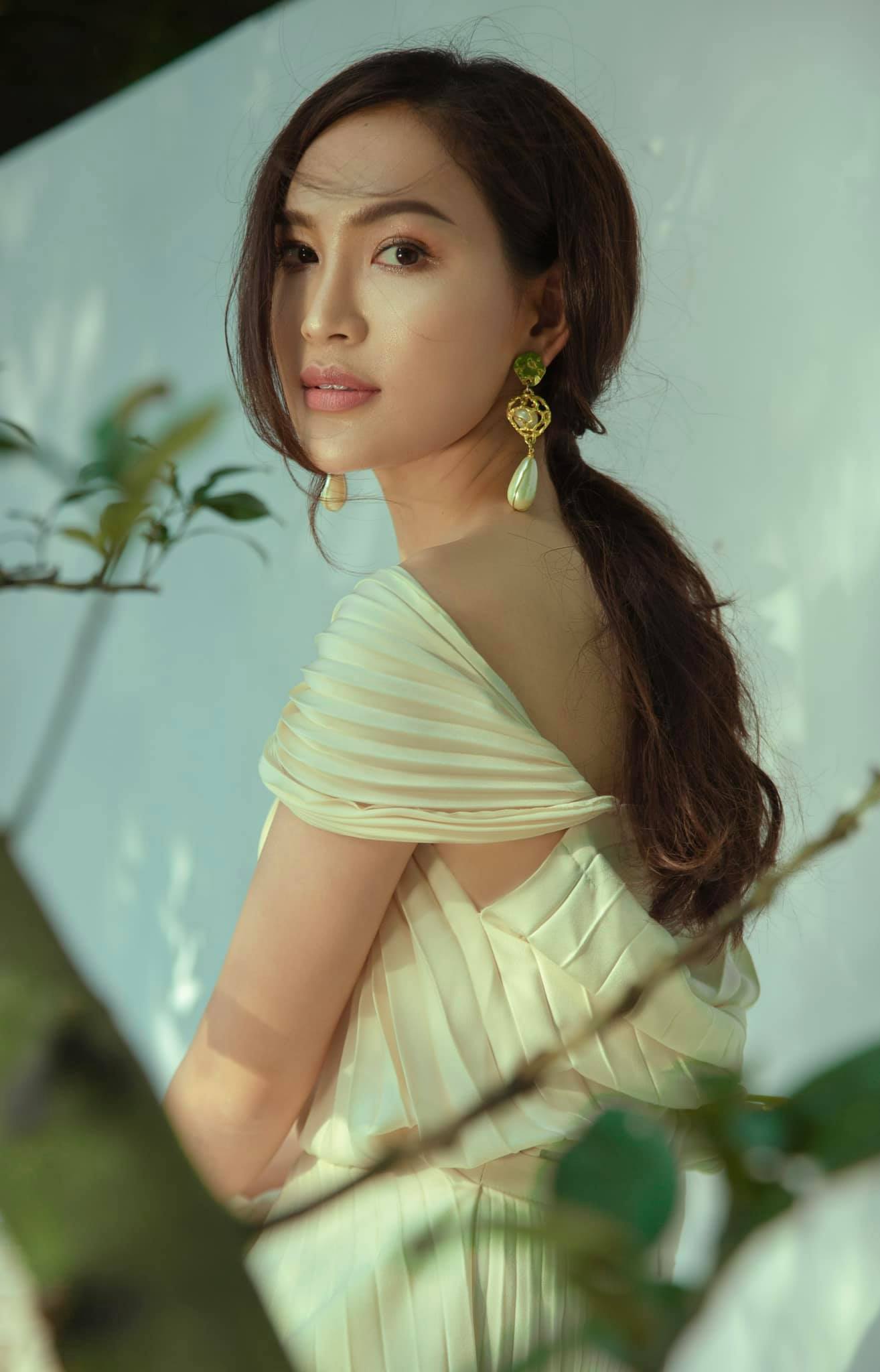 Phong cách thời trang 2 sắc thái của BTV Linh Thủy VTV MC Linh Thủy VTV xinh đẹp và thần thái như người mẫu