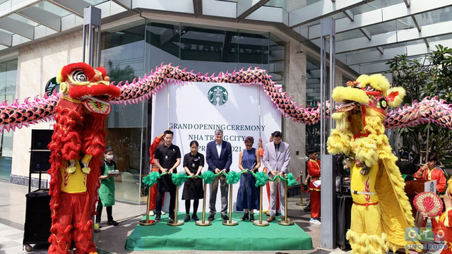 Tượng đài đằng sau thành công của Starbucks và cơn sốt mang hình ảnh nàng tiên cá 2 chân ở Việt Nam - Ảnh 8. Tượng đài đằng sau thành công của Starbucks và cơn sốt mang hình ảnh nàng tiên cá 2 chân ở Việt Nam - Ảnh 8.