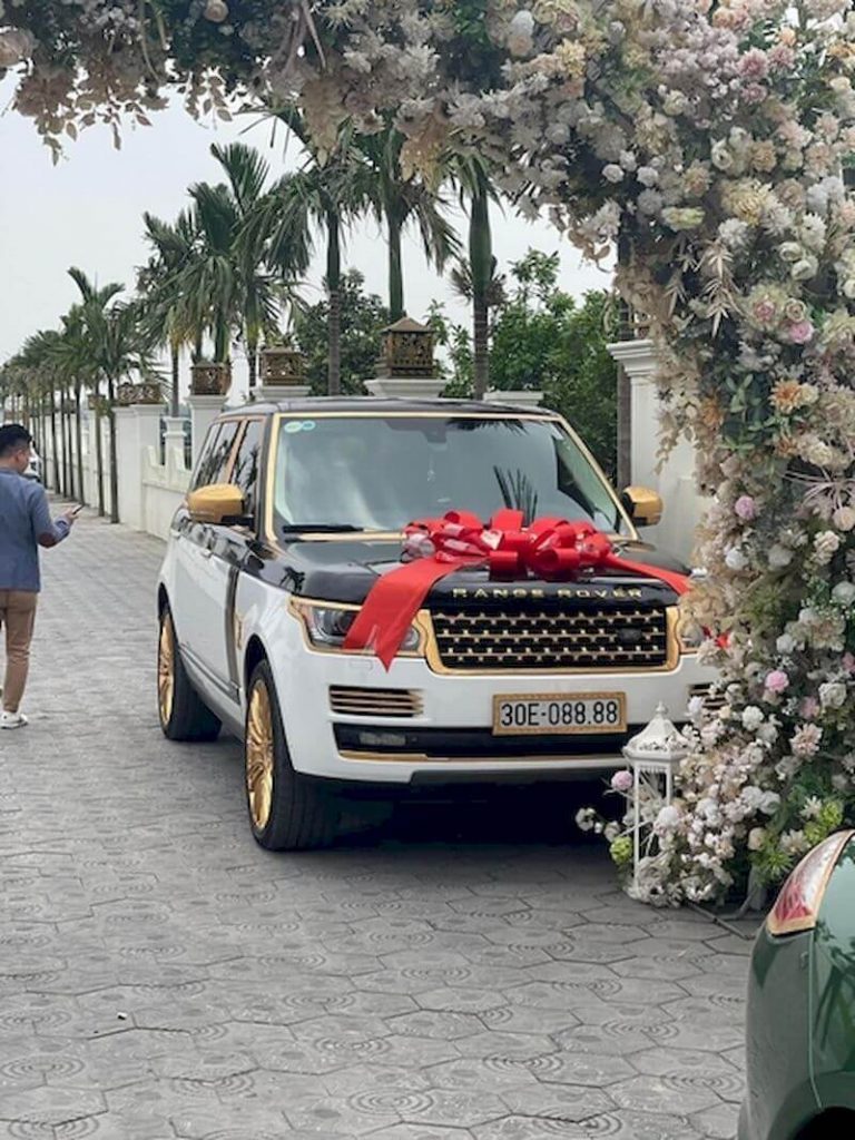 Dàn xe siêu sang mạ vàng giá trăm tỷ gây sốt của đại gia buôn lợn Hải Dương