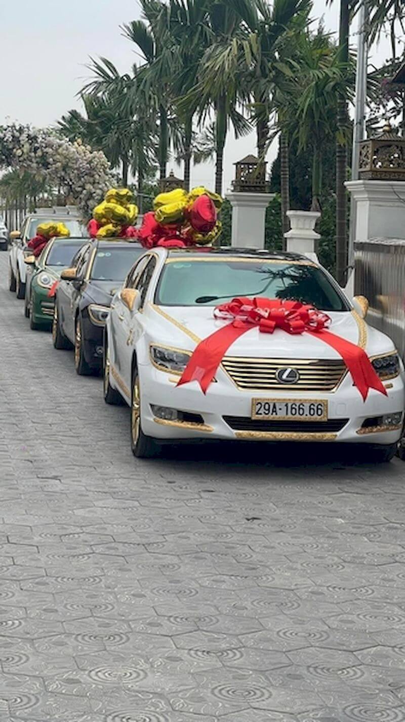 Dàn xe siêu sang mạ vàng giá trăm tỷ gây sốt của đại gia buôn lợn Hải Dương