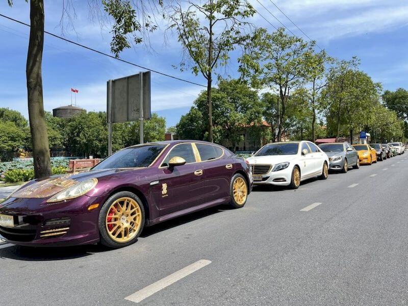 Dàn xe siêu sang mạ vàng giá trăm tỷ gây sốt của đại gia buôn lợn Hải Dương
