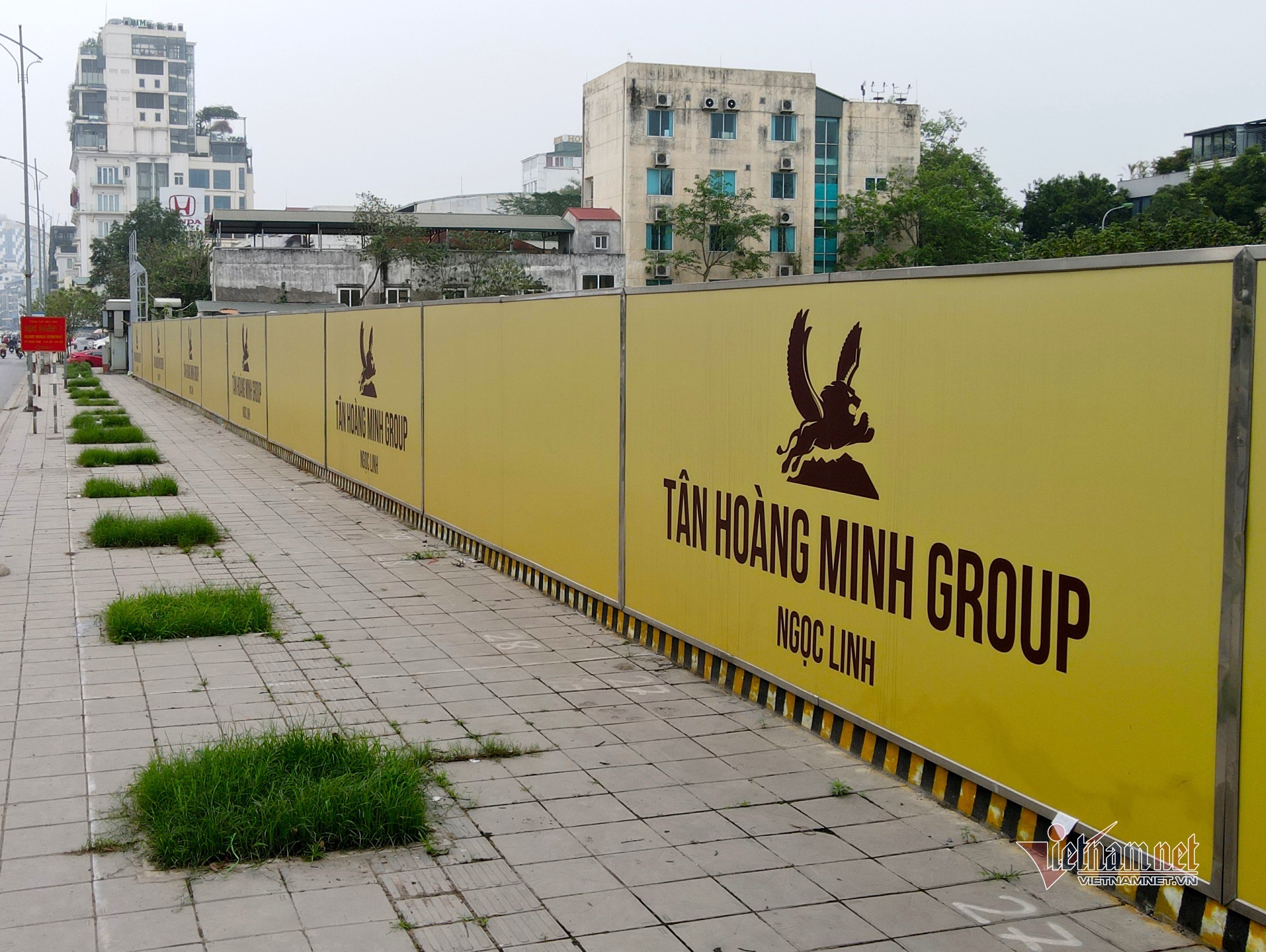 Tân Hoàng Minh bất ngờ lộ diện ở khu ‘đất vàng’ xanh cỏ cạnh hồ Tây
