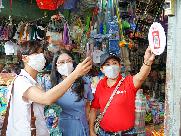 Với mô hình Chợ 4.0, tiểu thương và khách hàng có thể mua, bán hàng hóa tại chợ bằng cách quét mã VietQR hay chuyển tiền qua số điện thoại trên ứng dụng Viettel Money rất thuận tiện