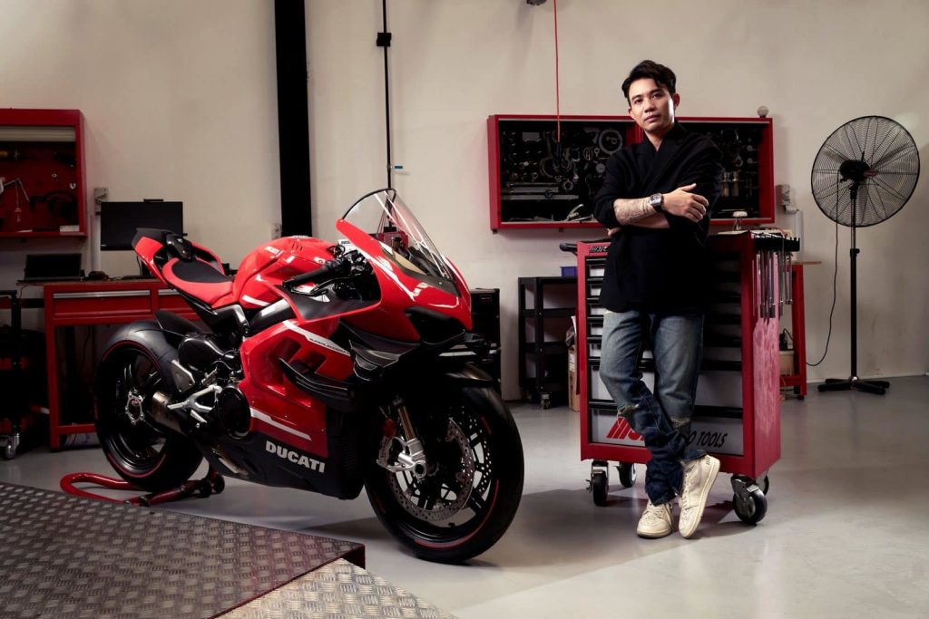 Minh Nhựa thể hiện độ chơi khi tậu siêu mô tô Ducati độc nhất Việt Nam giá 6 tỷ