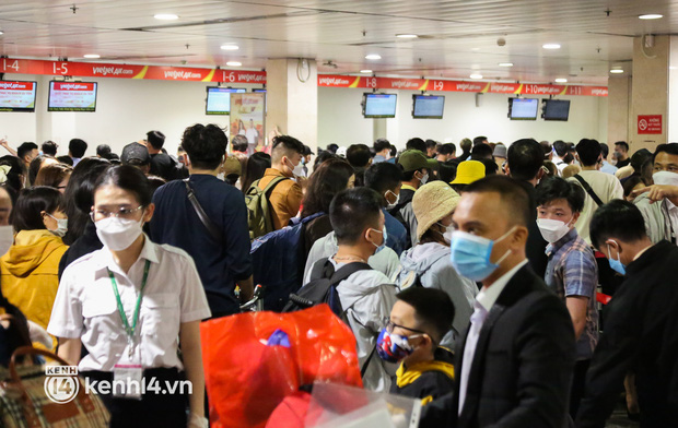 Sân bay Tân Sơn Nhất lên phương án phục vụ 42.000 lượt khách/ngày dịp 30/4 - 1/5, mở thêm làn đón xe công nghệ - Ảnh 2. Sân bay Tân Sơn Nhất lên phương án phục vụ 42.000 lượt khách/ngày dịp 30/4 - 1/5, mở thêm làn đón xe công nghệ - Ảnh 2.