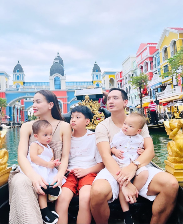 Cuộc sống nhóc tỳ Vbiz là cậu cả hào môn: Học phí gần cả tỷ đồng, ở biệt thự khủng và mối quan hệ đặc biệt với mẹ kế - cha dượng! - Ảnh 17.