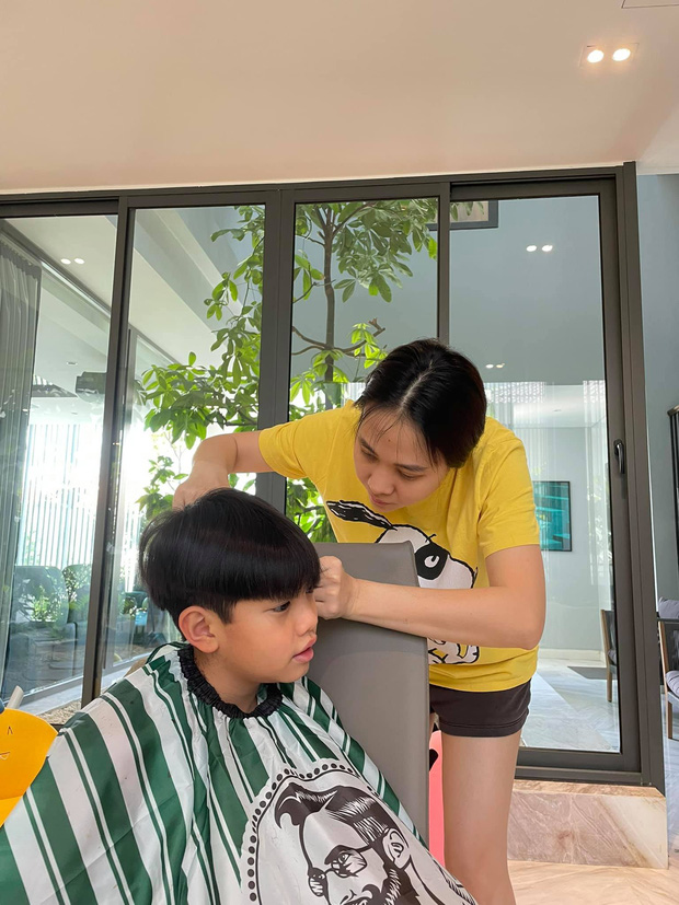 Cuộc sống nhóc tỳ Vbiz là cậu cả hào môn: Học phí gần cả tỷ đồng, ở biệt thự khủng và mối quan hệ đặc biệt với mẹ kế - cha dượng! - Ảnh 19.