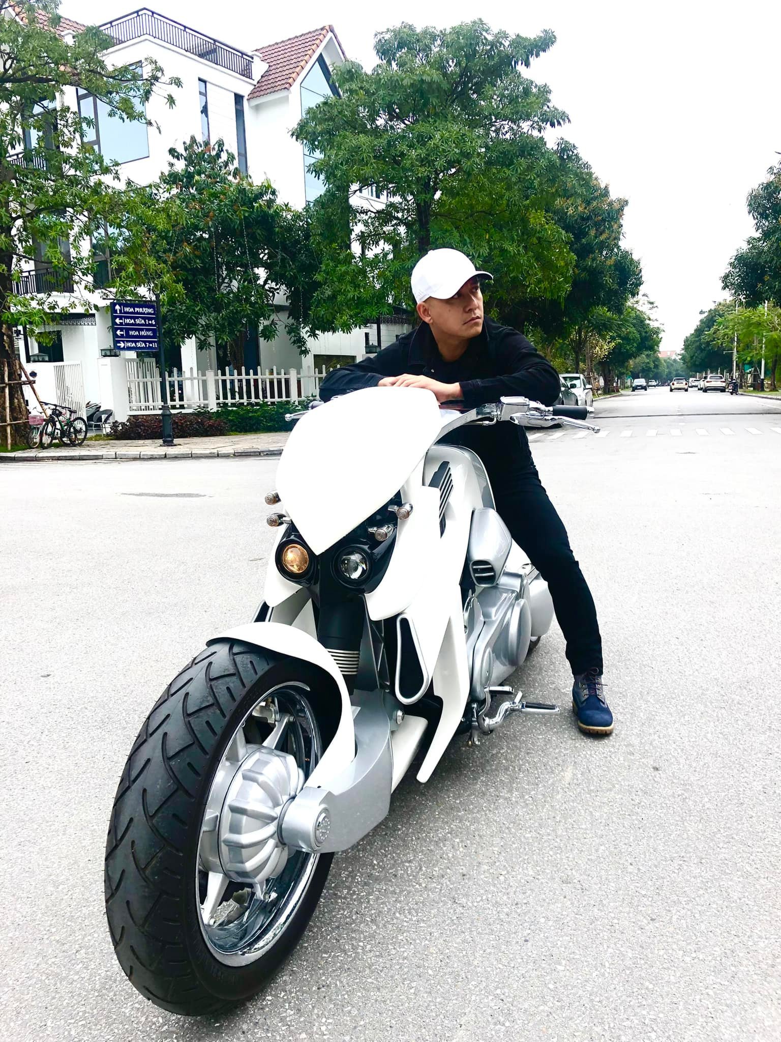 Ca sĩ Tuấn Hưng sở hữu dàn xe nhiều người mơ ước